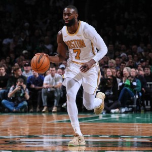 连续迎射文班！杰伦·布朗打满首节8中5拿到12分2板3助