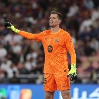 波兰媒体：什琴斯尼99%可能性与巴萨续约至少1年，经济因素非阻碍