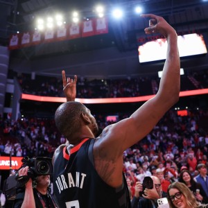 bob半岛体育官网-致敬老兵！杜兰特过去8场场均出战38.5分钟 可得29.5分7板4.4助